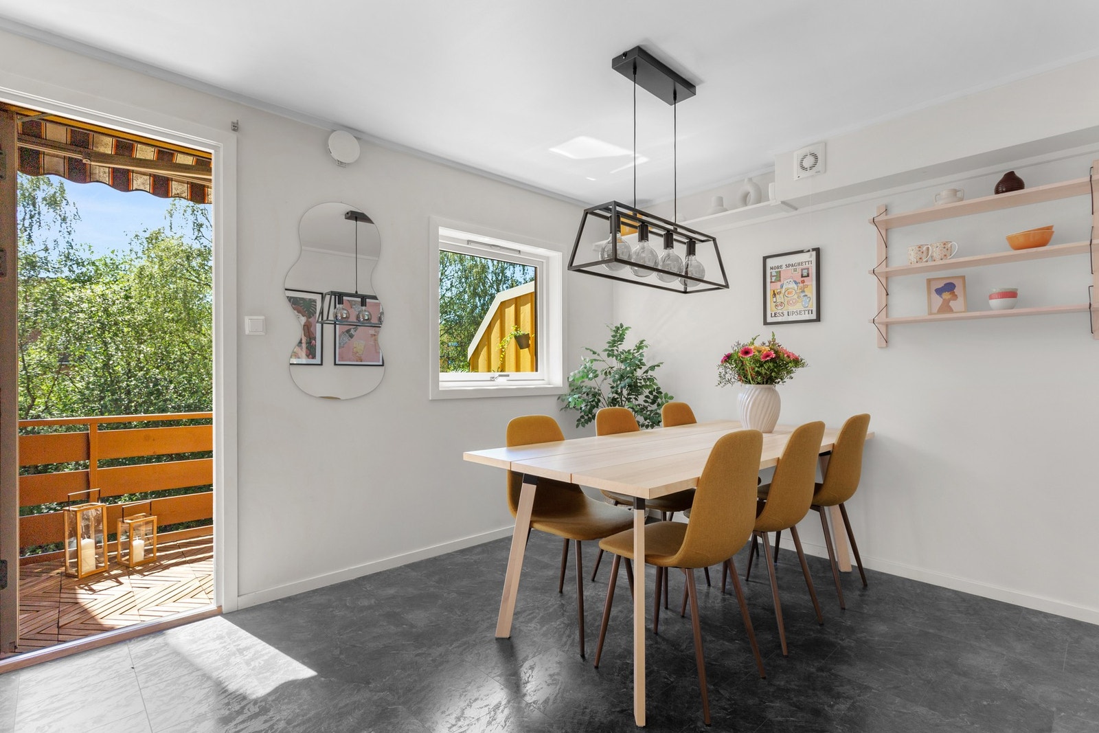 Løsningen på kjøkkenet er av den sjeldne typen som gjør at du har plass til eget langbord ved vinduet. Lyset flommer inn skaper en god atmosfære. Galleribilde