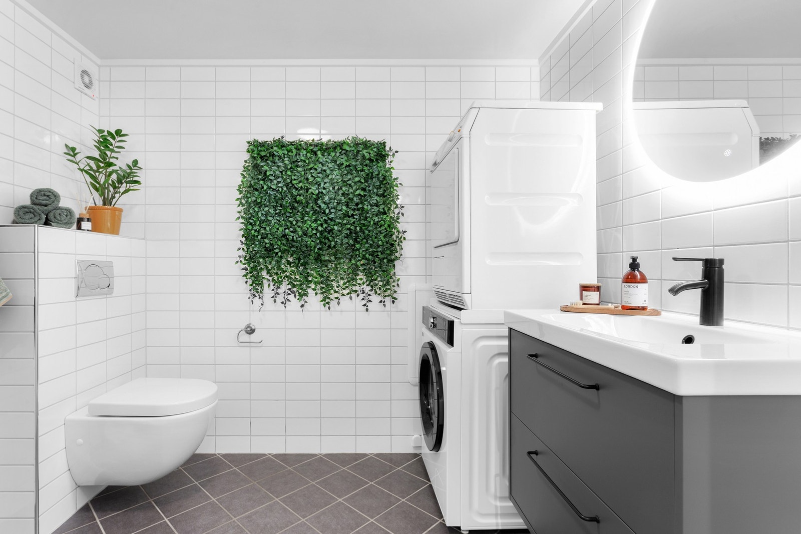 Det er romslig plass med det du måtte trenge av baderomstilbehør. Opplegg for vaskemaskin og tørketrommel. Galleribilde