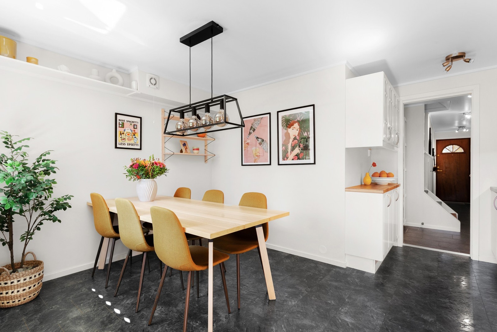 Her er det plass til at hele familien kan samles til hyggelige måltider og skape nye, gode minner rundt spisebordet. Galleribilde