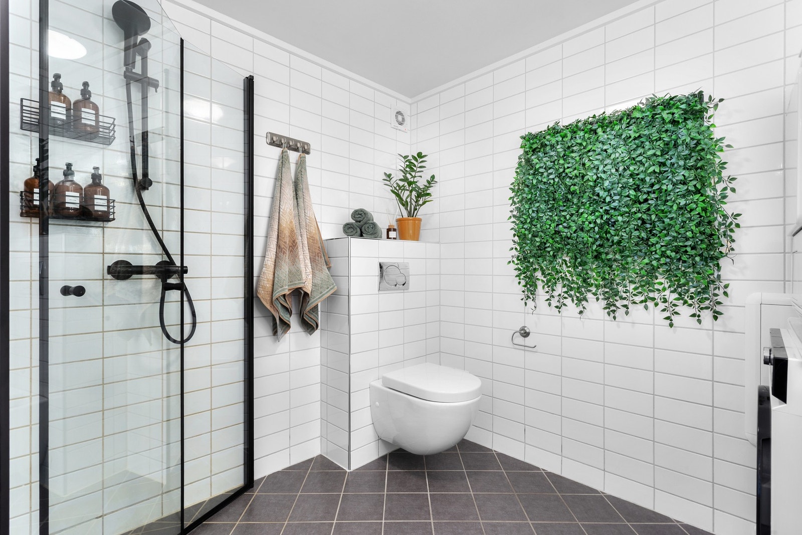Badet ble pusset opp og utvidet i 2009 med videre oppgradering av dusjdører, ny innredning og nytt speil i 2025. Galleribilde