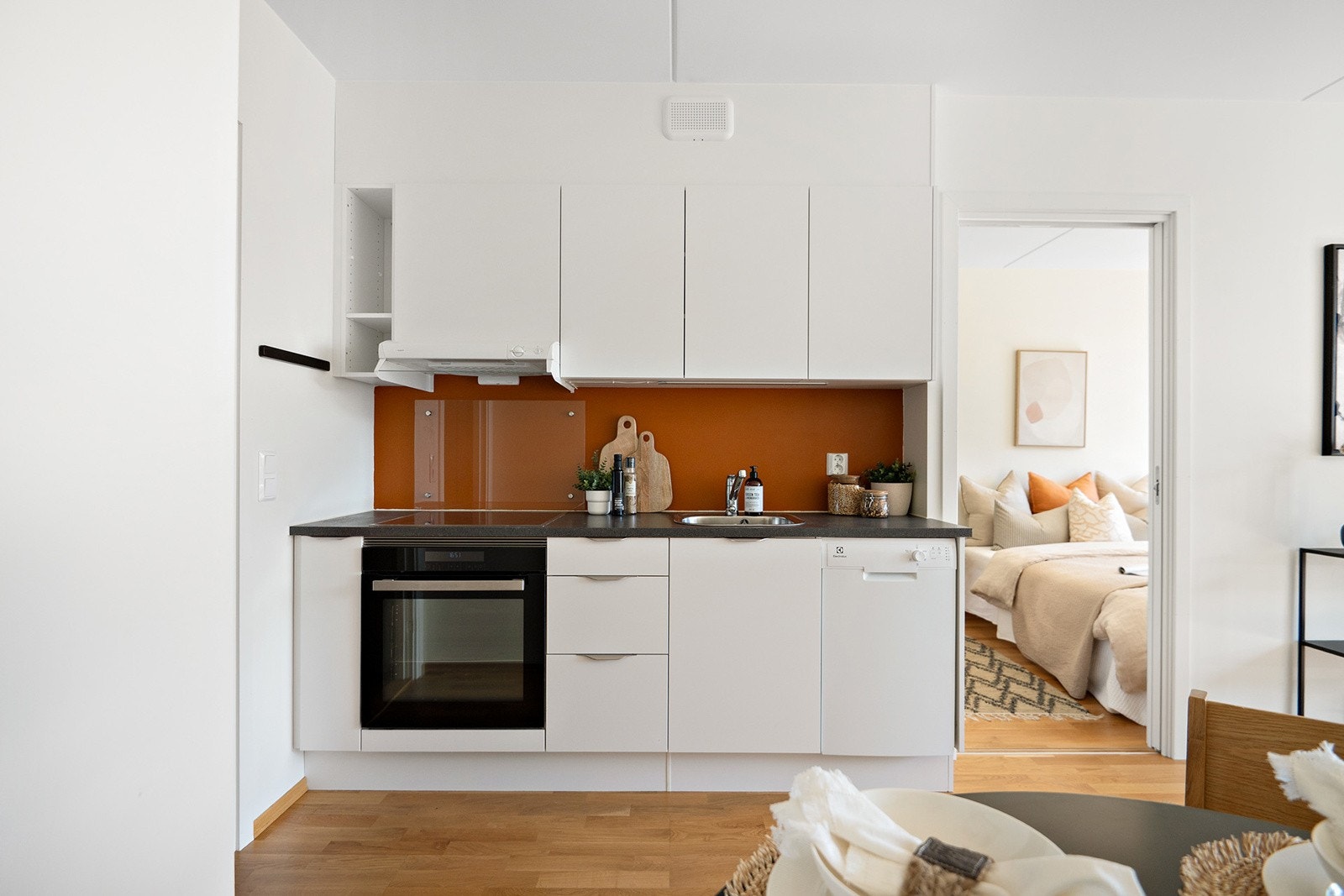 Kjøkkenet har en moderne innredning fra HTH med glatte fronter med integrerte hvitevarer. Galleribilde