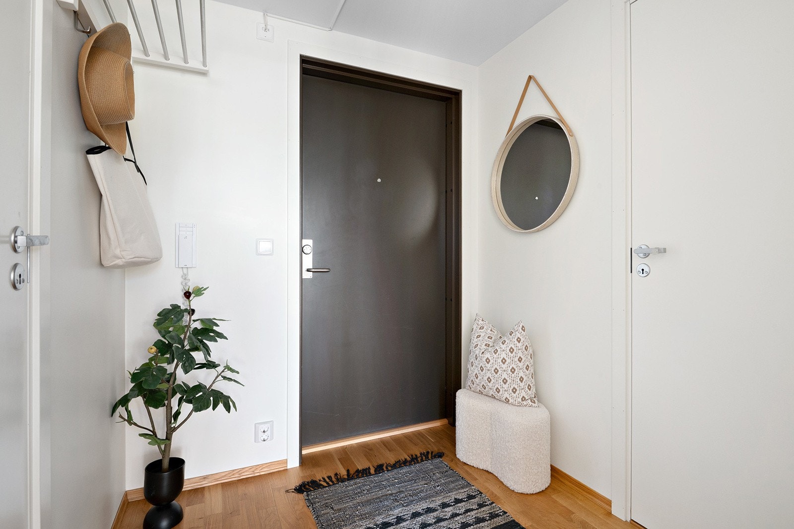Lys og fin entré med plass til å sette fra seg sko og henge fra seg yttertøy. Galleribilde