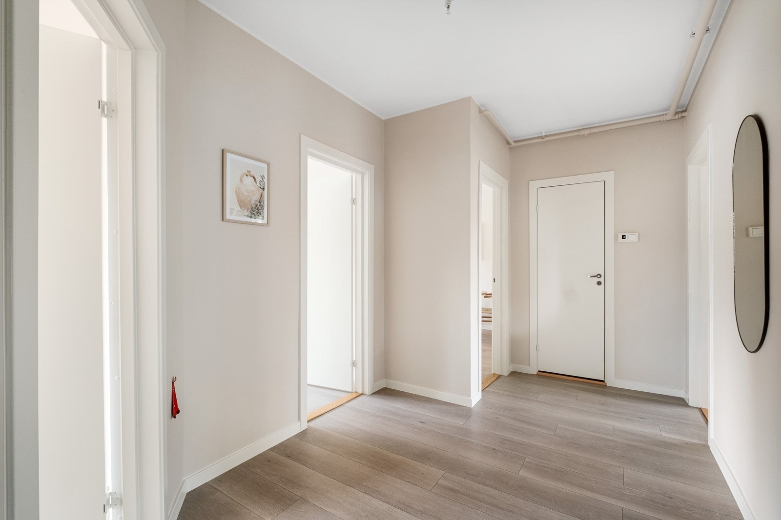 Romslig gang med plass til garderobeskap. Galleribilde