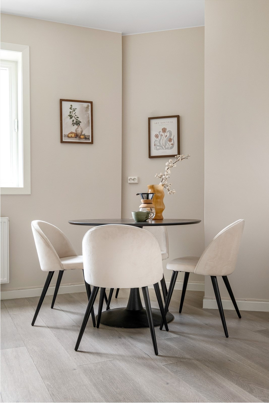 Spisebord på kjøkkenet. Galleribilde