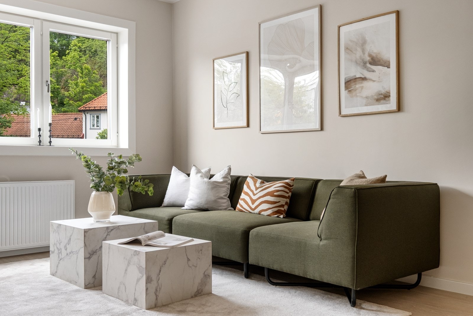 Rommet har plass til større sofa for hele familien. Galleribilde