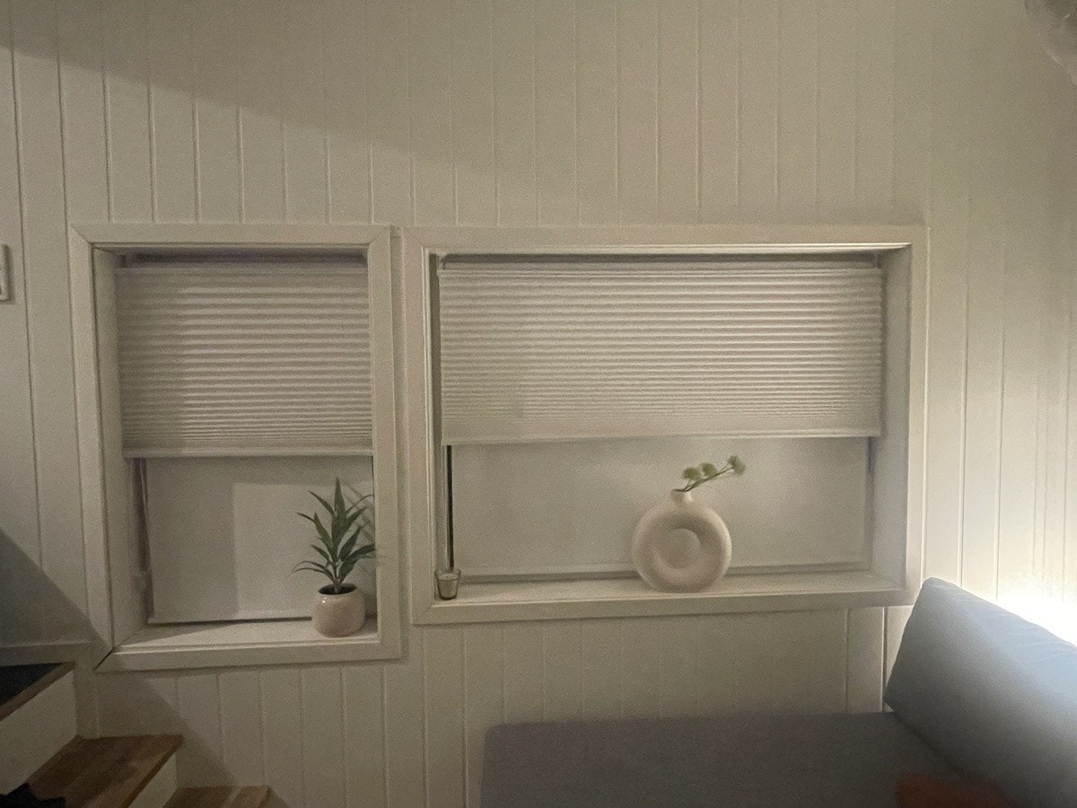 Hyggelig utsyn til gårdsplass med mulighet for å dra ned persienner Galleribilde