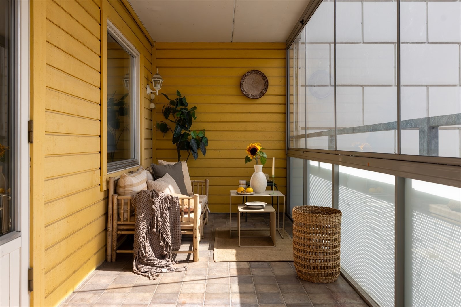 Her har du god plass til ulikt utemøblement. Det er kun tillatt med gass eller elektrisk grill. Galleribilde