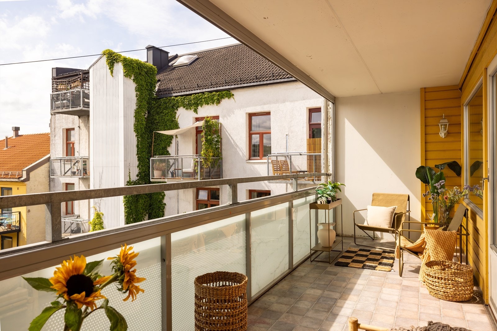 Caroline Ephraim og Jonas Andersen har gleden av å presentere en lys 3-roms leilighet på Tøyen - Velkommen til Hagegata 41! Galleribilde