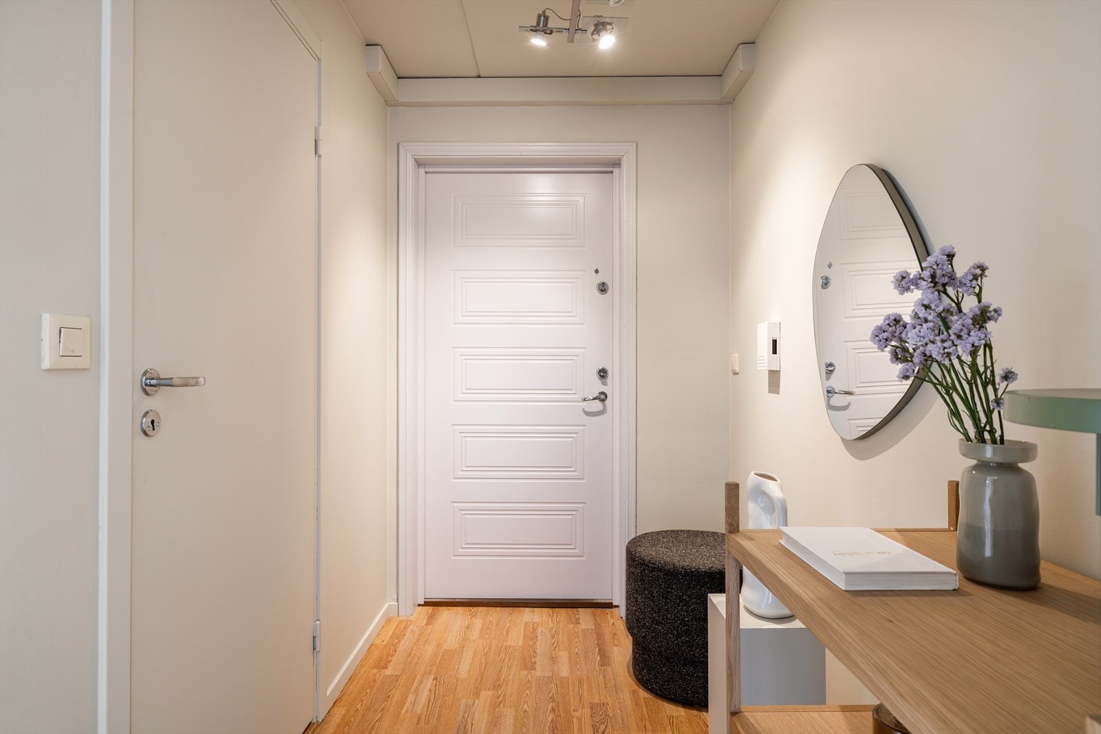 Det første du møter er en lys og romslig entré med god plass til å henge fra seg yttertøy med god plass til en skohylle eller en kommode. Galleribilde