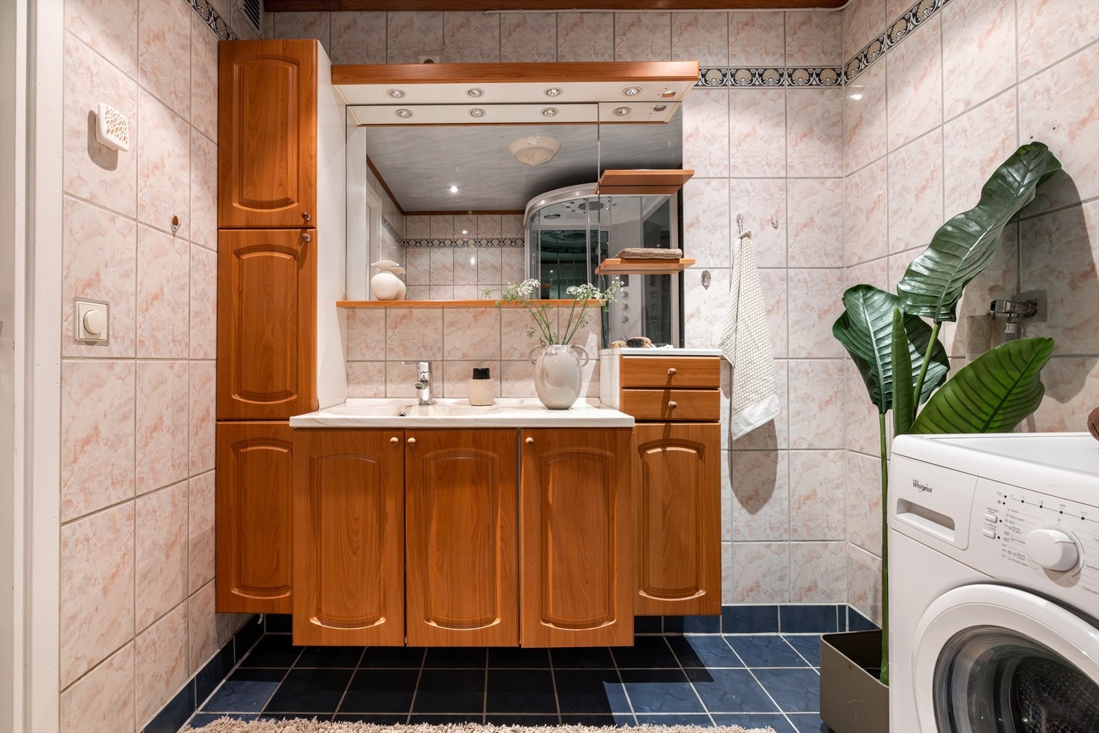 Badet har fliser på vegger og gulv og har mekanisk avtrekk. Galleribilde