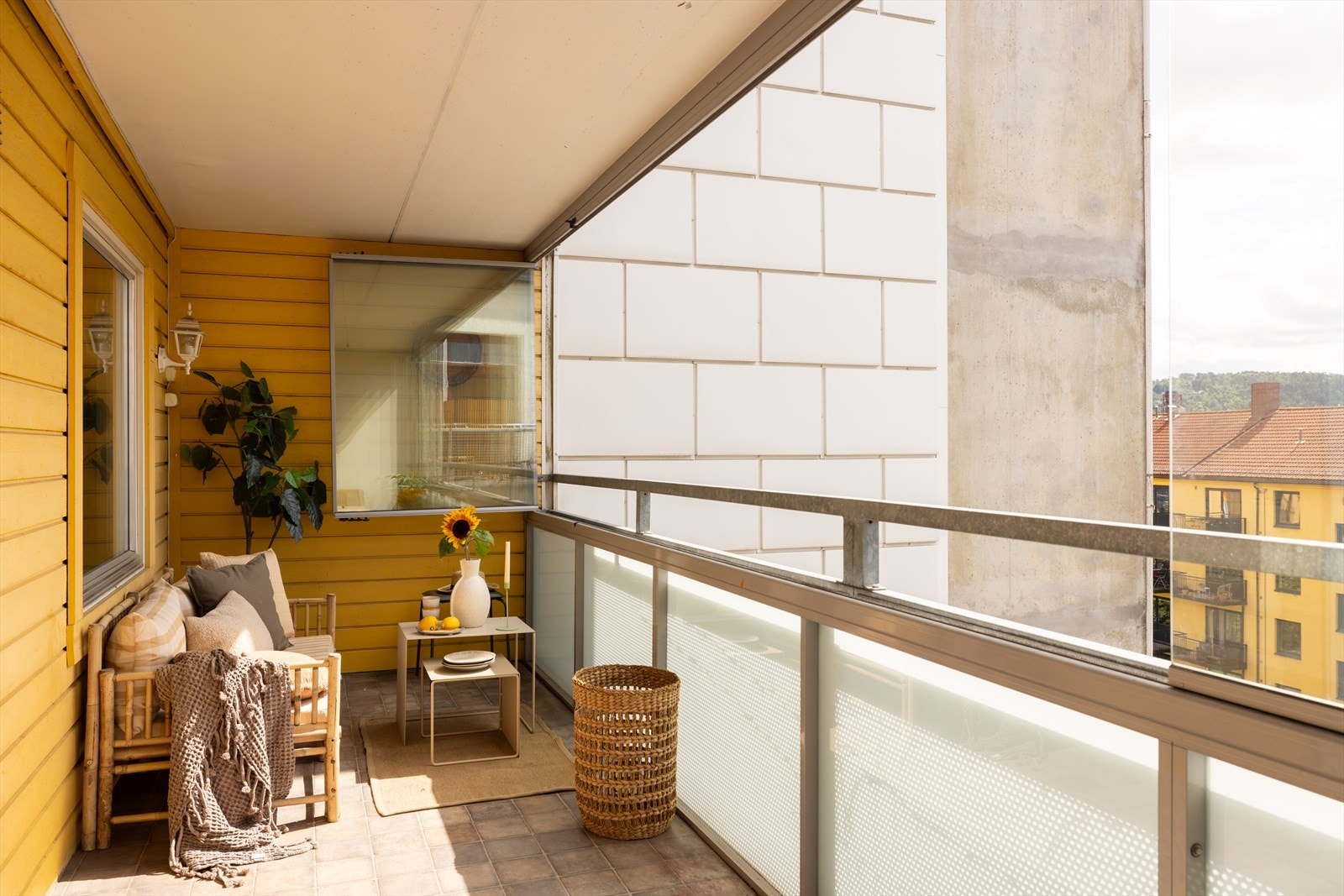 Det er gode solforhold på balkongen med kveldssol. Galleribilde