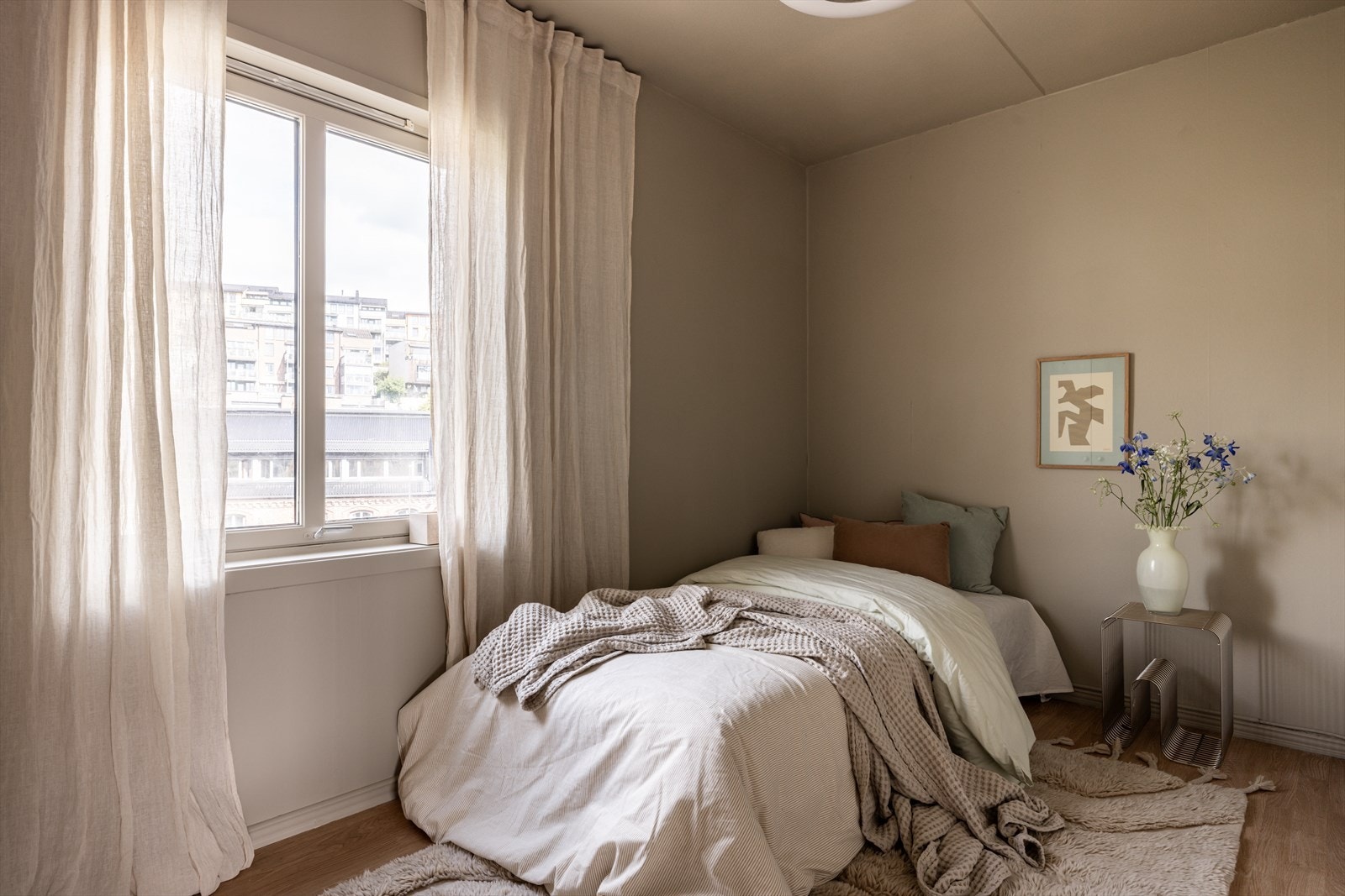 Dette soverommet har en god størrelse med store vinduer som slipper inn mye naturlig lys. Galleribilde