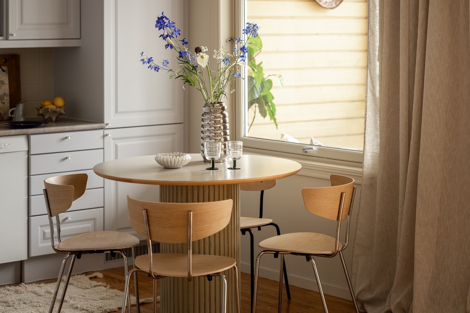 På kjøkkenet er det god plass til et bord hvor du kan nyte en hyggelig middag med familie og venner. Galleribilde