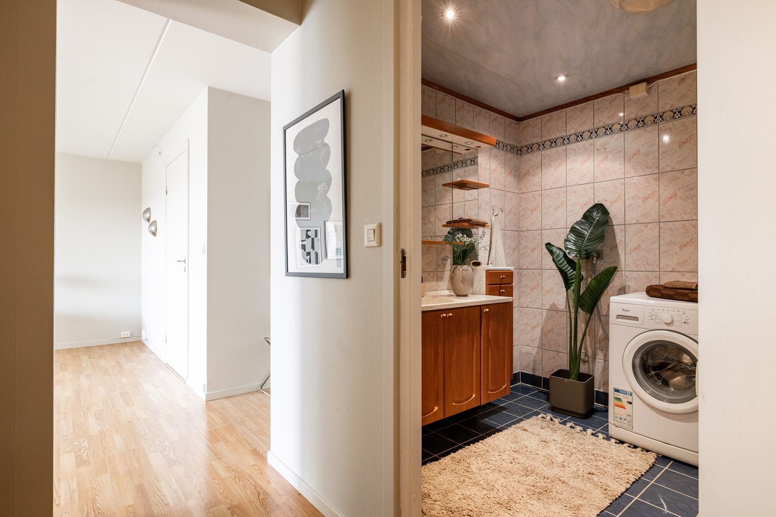 Fra entréen er det også inngang til et flislagt bad med TG3 med bakgrunn av at det er antatt å være fra byggeår. Galleribilde