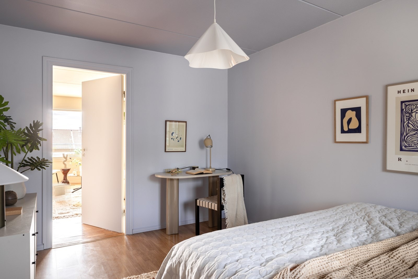 Rommet er malt i vakre farger som er behagelige og gjenspeiler resten av leiligheten. Galleribilde