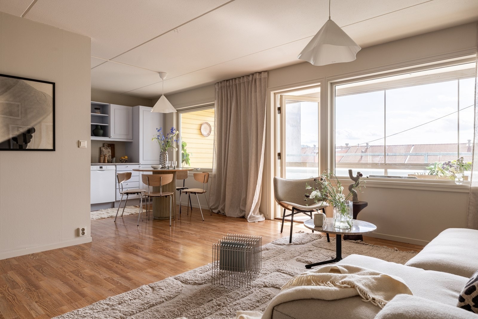 Den åpne stue/kjøkken løsningen er en naturlig del av boligen og oppleves som sosial og smart. Galleribilde