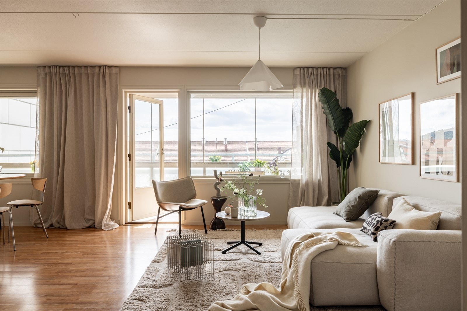 Stuen har en god planløsning med gode møbleringsmuligherer. Her kan du skape flere sosiale soner! Galleribilde