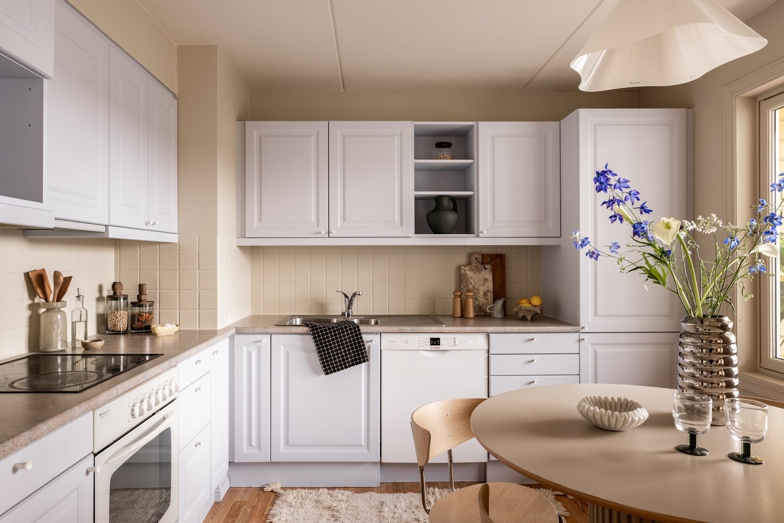 Leiligheten er malt i myke farger som skaper en rolig og behagelig atmosfære. Galleribilde