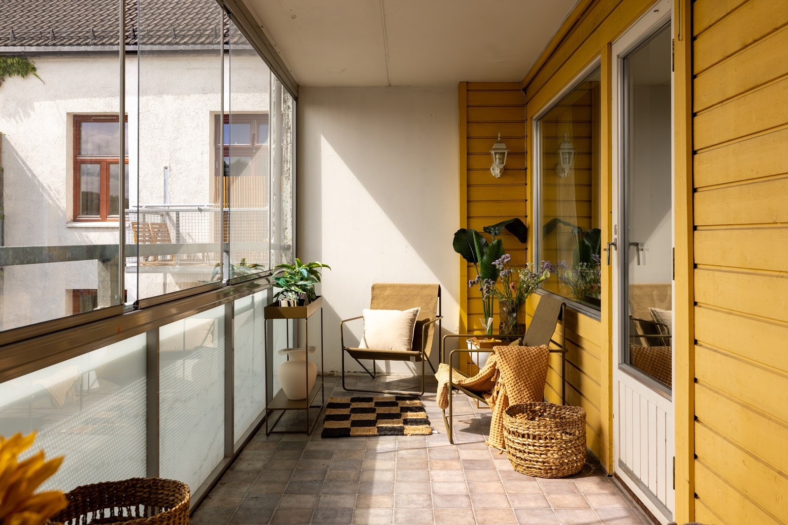 Fra stuen er det utgang til en innglasset balkong på hele 13 kvm. Galleribilde