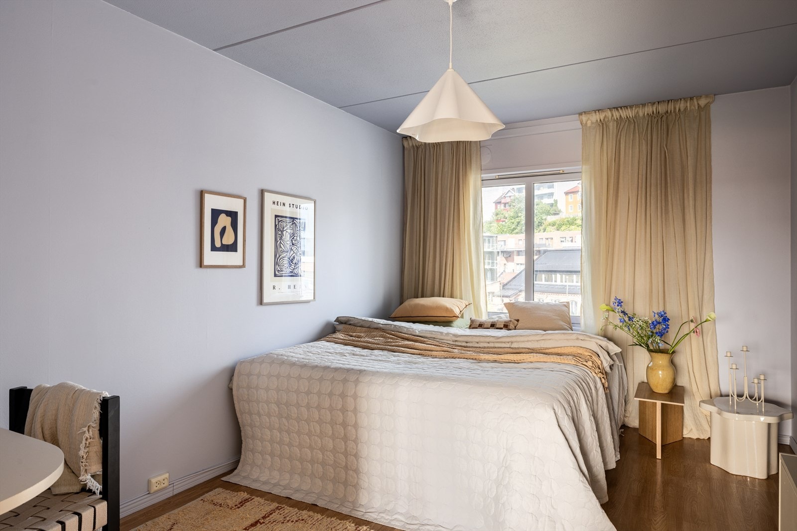 Soverommet har et stor vindu som slipper inn mye naturlig lys. Galleribilde