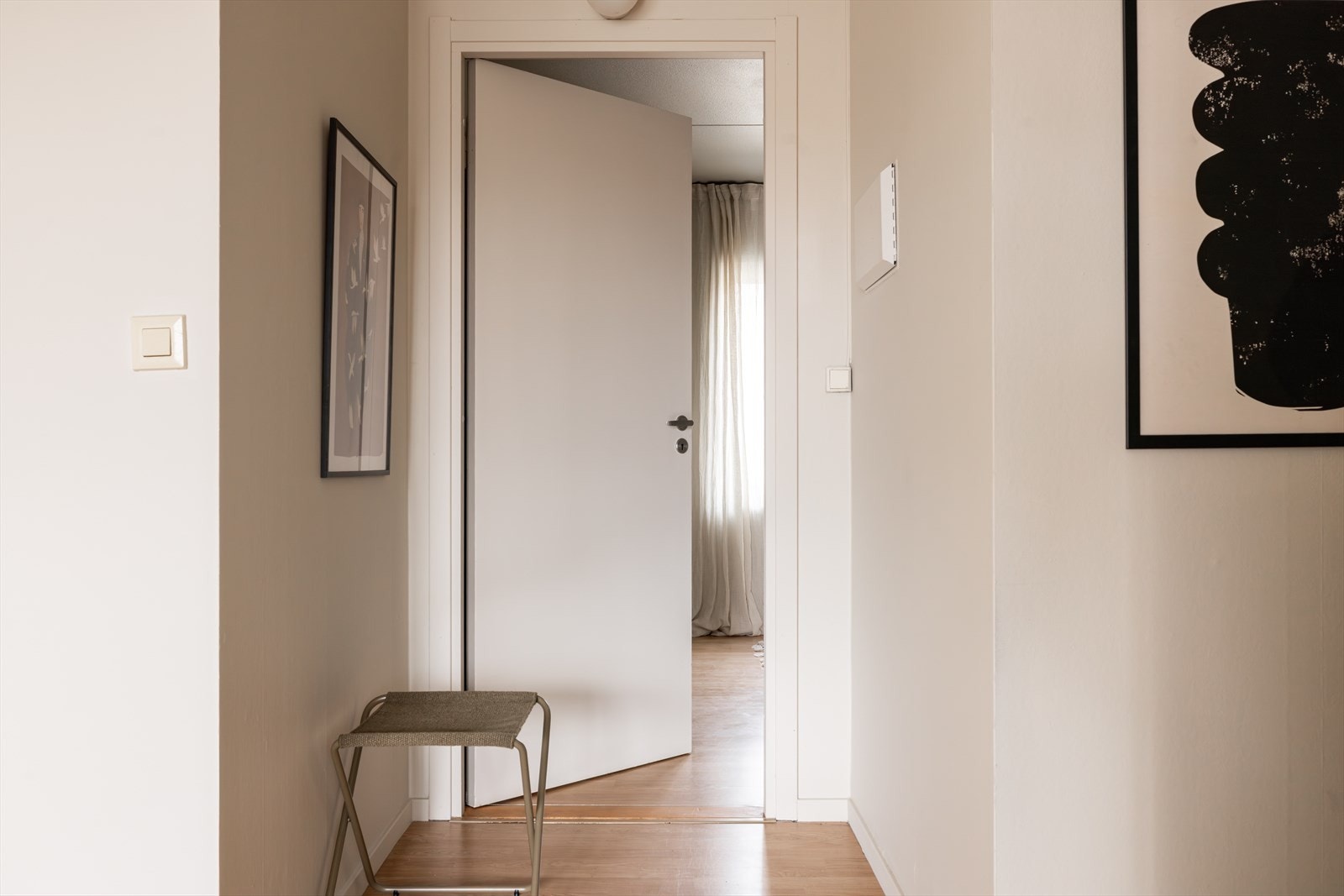 Fra entréen har du tilgang til det første soverommet. Galleribilde