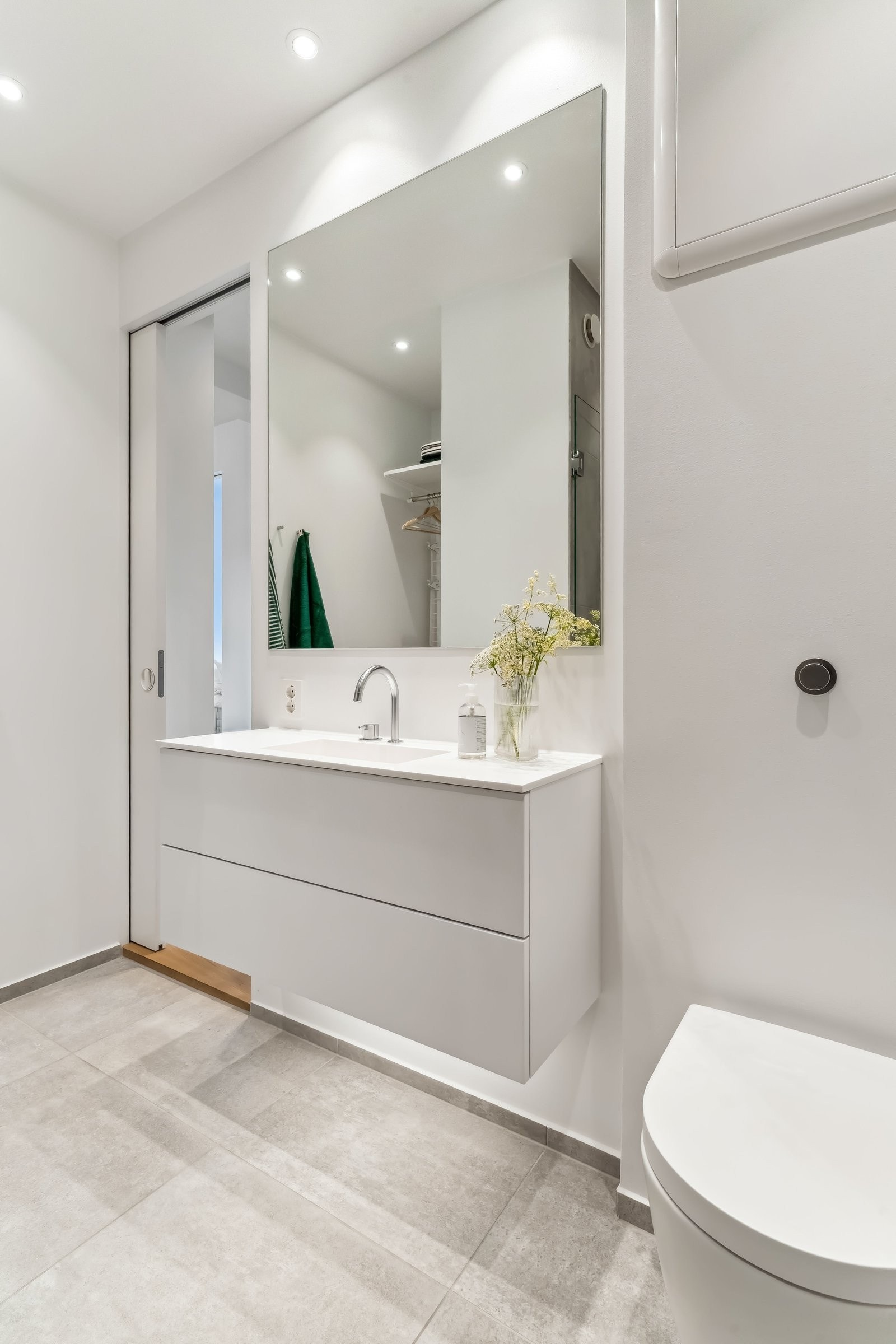 Badet er delikat innredet med en stilren servant og et stort, spesialtilpasset speil og... Galleribilde