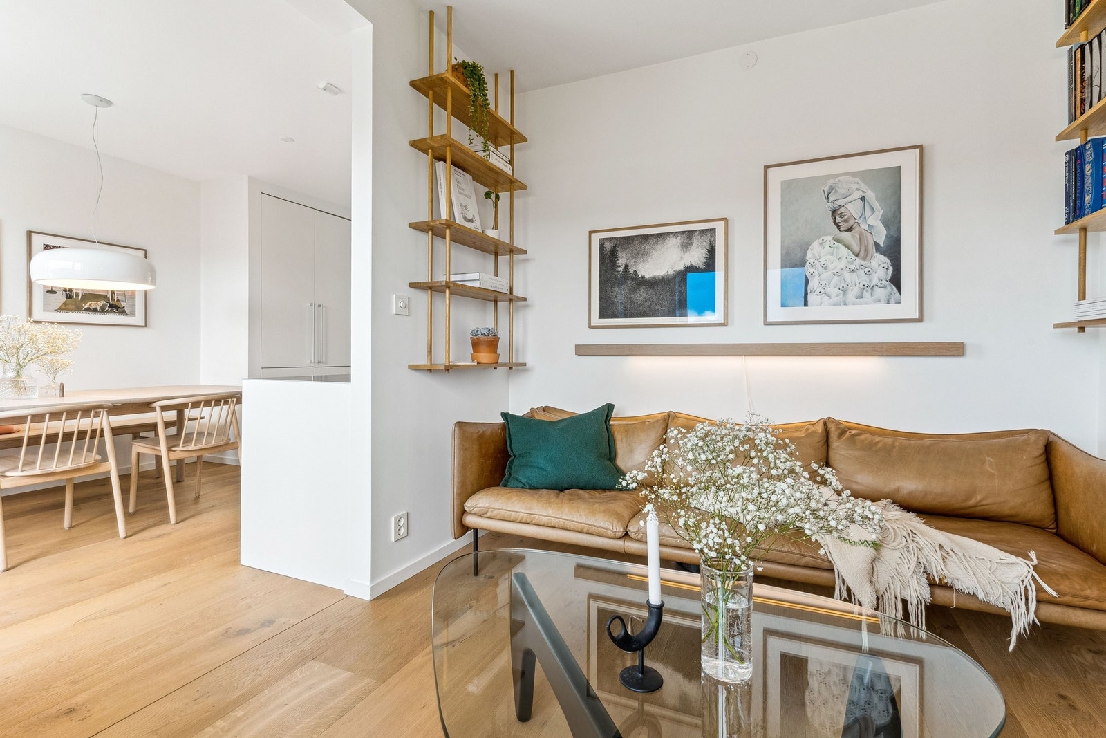 ...for den åpne løsningen skjermer likevel for sofakosen Galleribilde