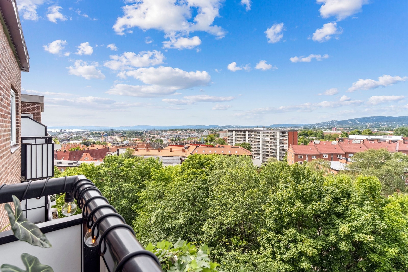 Leiligheten ligger høyt i terrenget Galleribilde