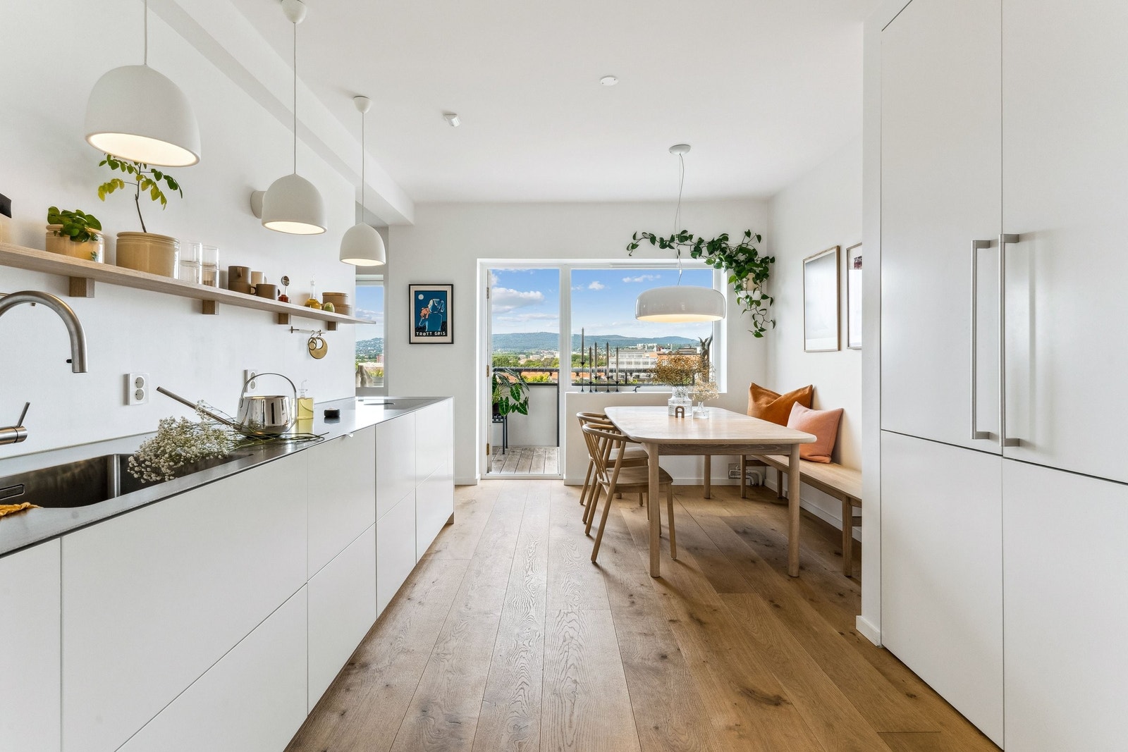 Den åpne kjøkkenløsningen gir rikelig med oppbevaringsplass inkludert to kombiskap med god plass til kjøle- og frysevarer Galleribilde