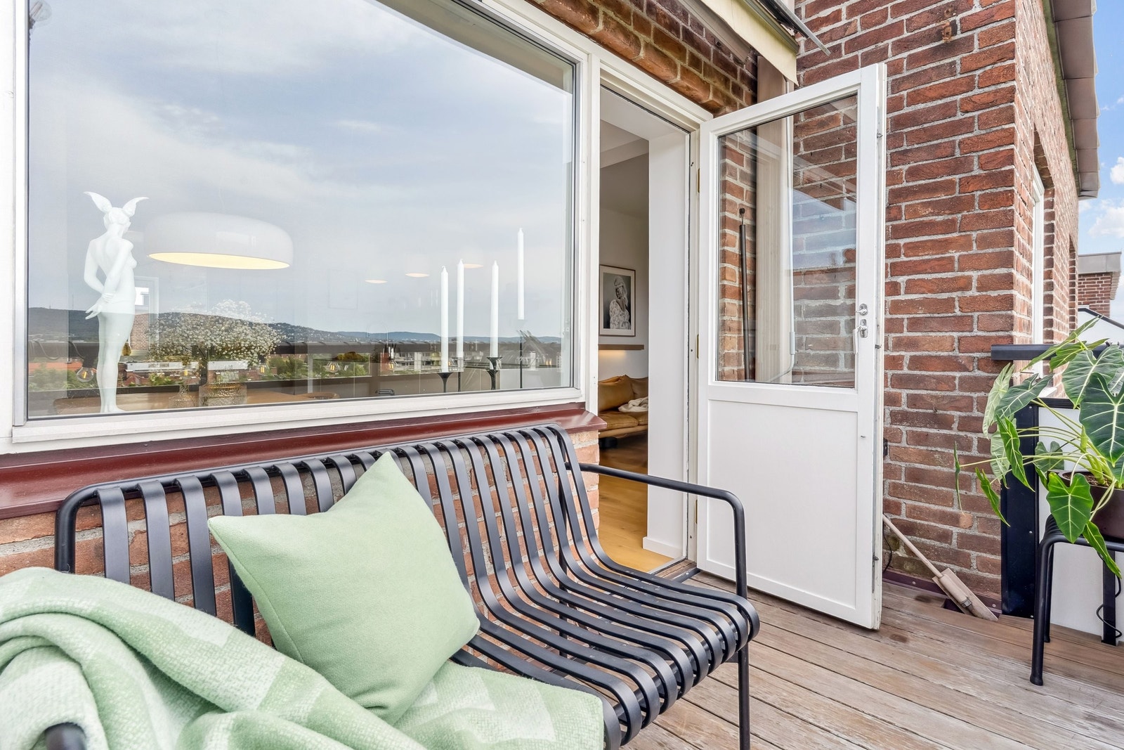 Uteplassen har gode solforhold... Galleribilde