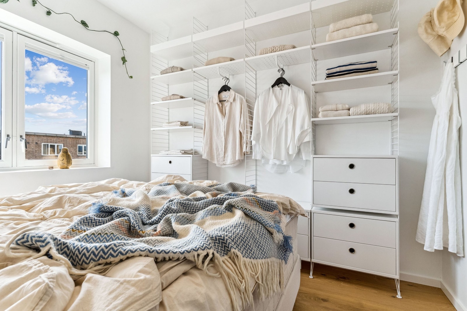 Den gode takhøyden gjør det mulig med en høy garderobeløsning Galleribilde