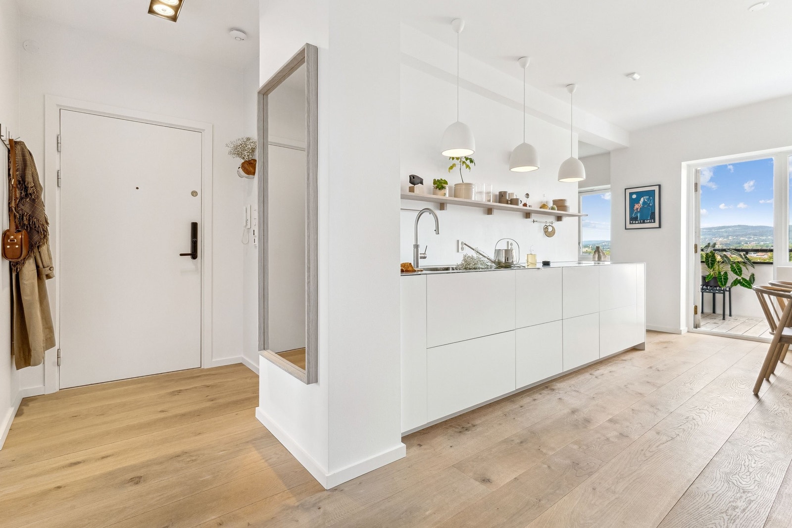 En stilren entré leder inn til det store kjøkkenet Galleribilde