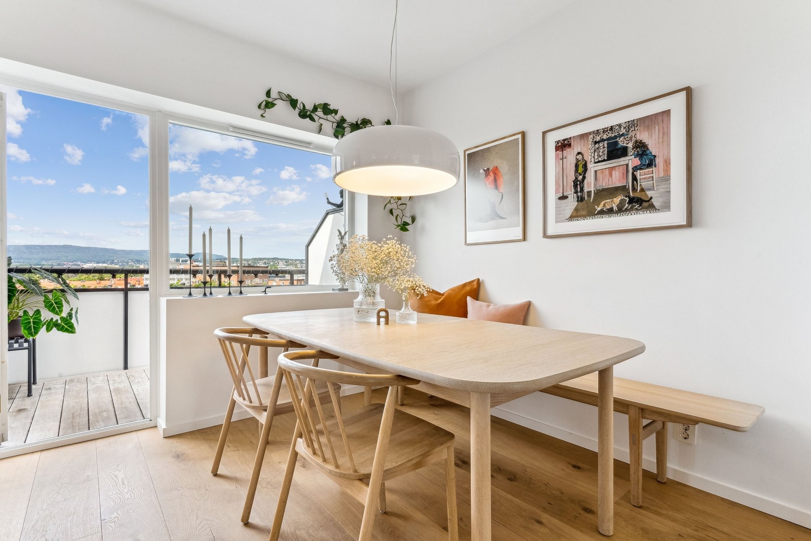 En god takhøyde og store vindusflater gir en luftig romfølelse og rikelig med naturlig lys Galleribilde