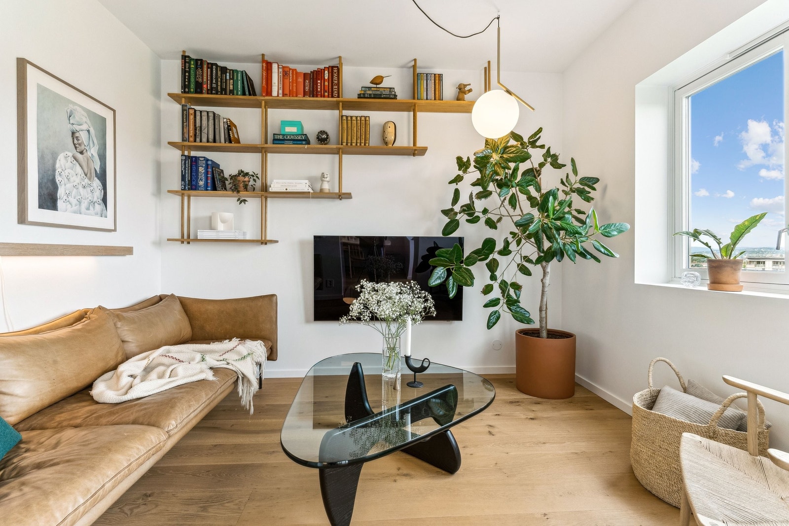 Fra kjøkkenet kan du trekke deg tilbake i TV-stuen... Galleribilde