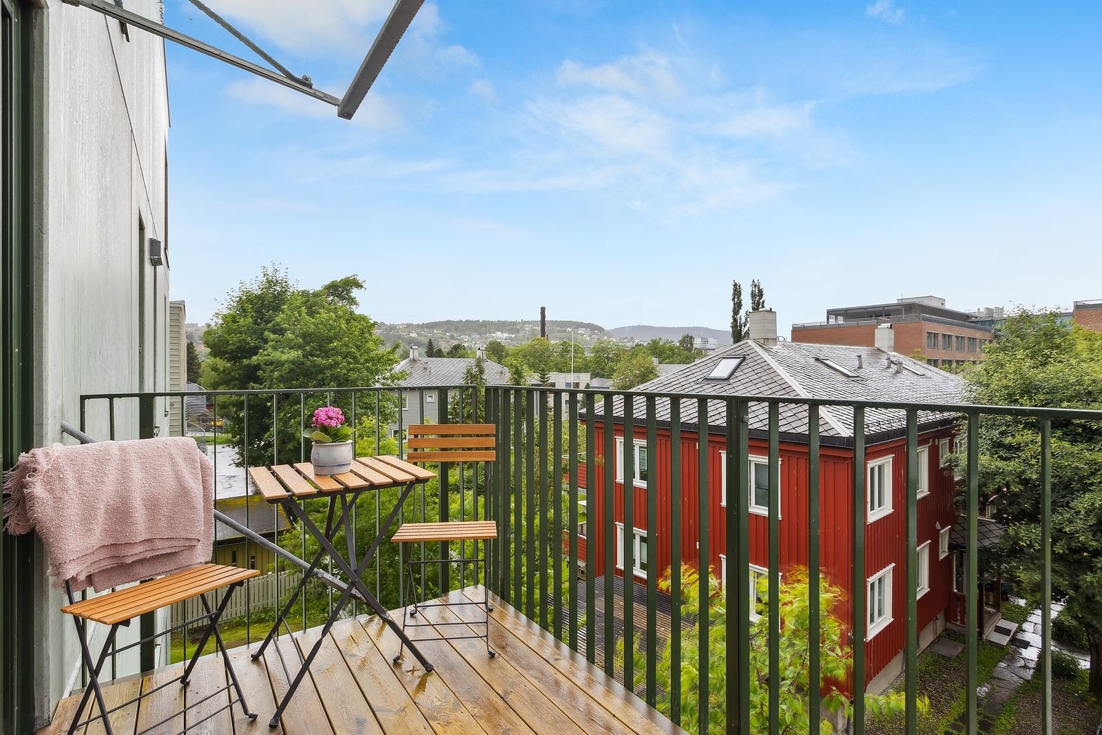 Balkong med sol fra ettermiddag tul kveld, samt nydelig utsyn. Galleribilde