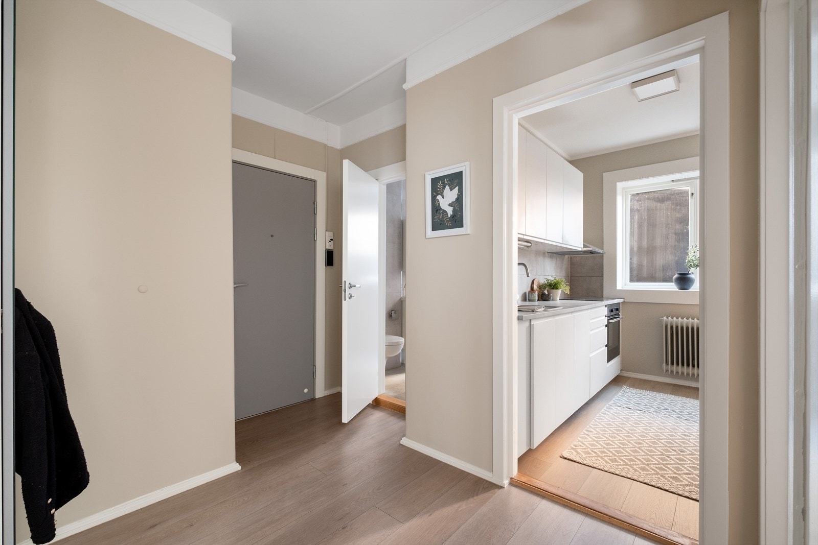 Praktisk entré med plass til å henge fra seg yttertøy. Galleribilde
