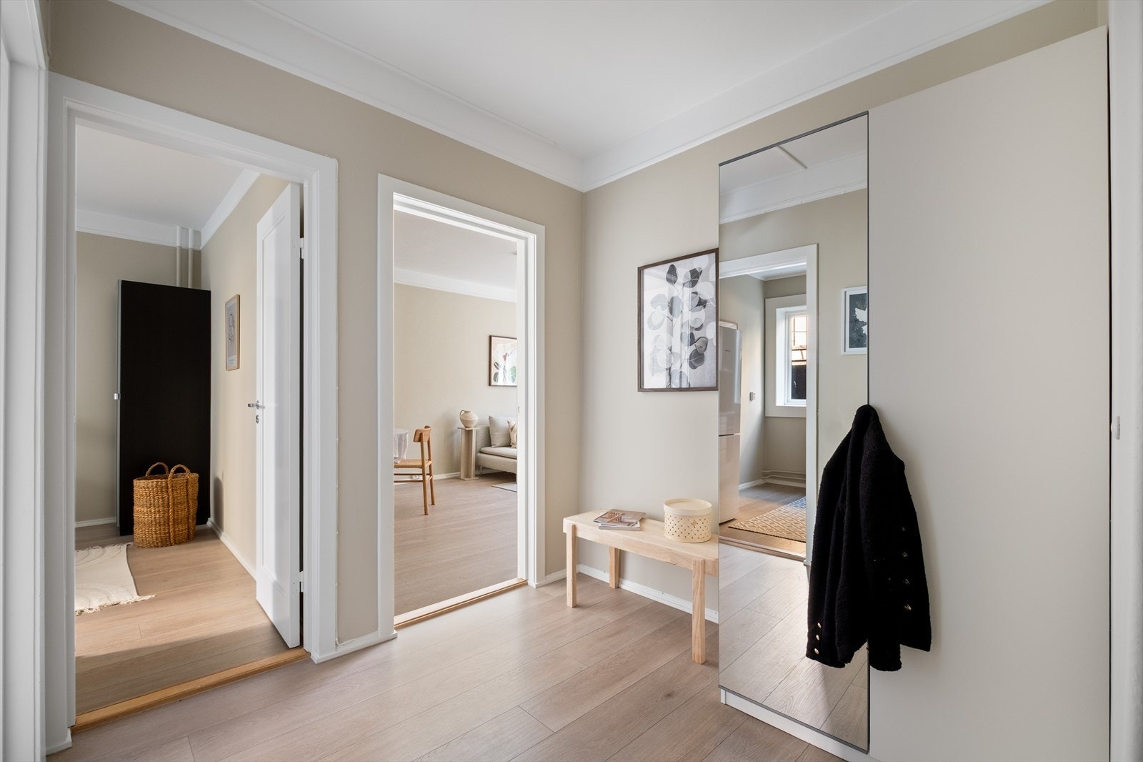 Praktisk gang som er knutepunktet for rommene i leiligheten. Galleribilde
