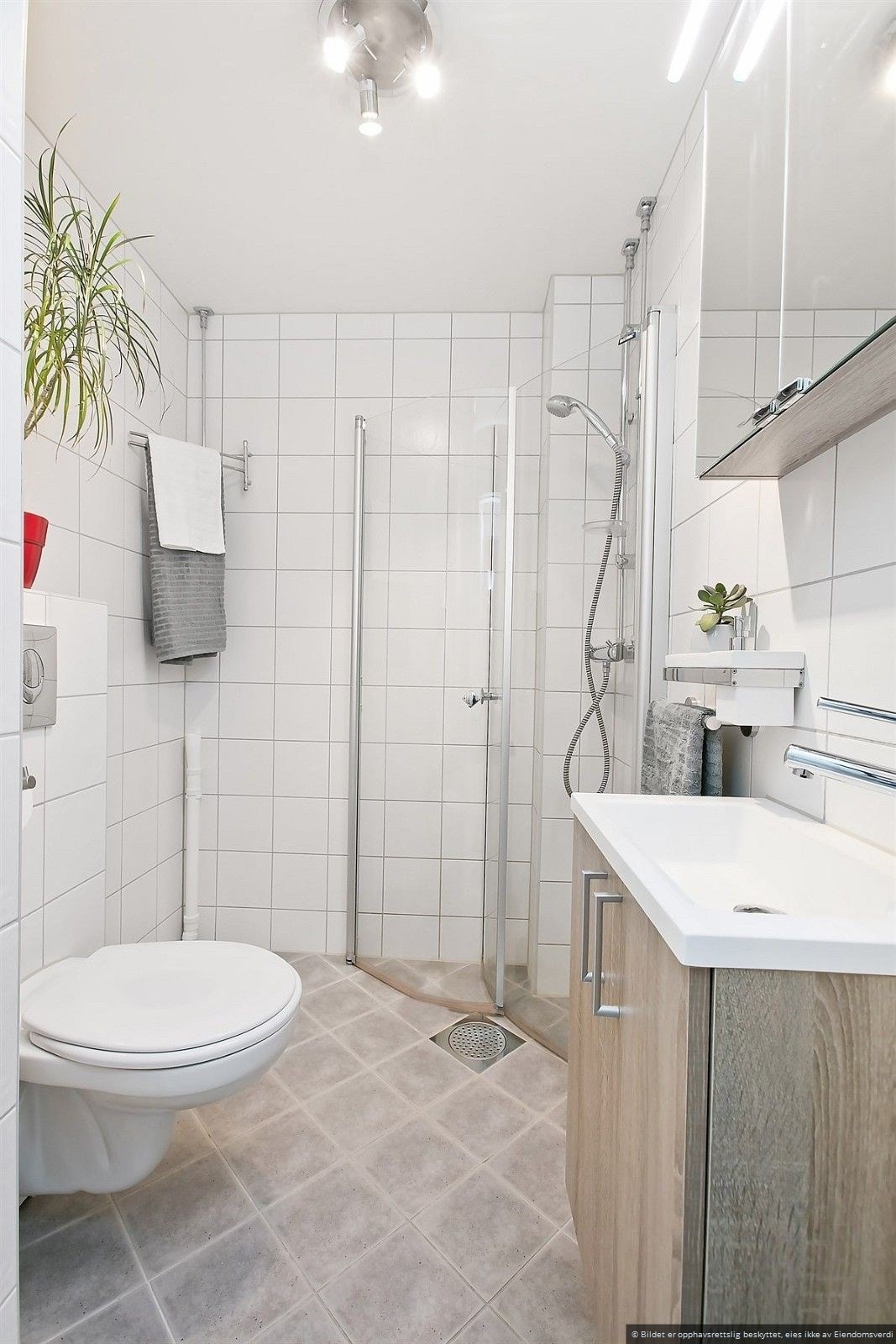 Godt med oppbevaringsplass i skap både under og over servant. Galleribilde