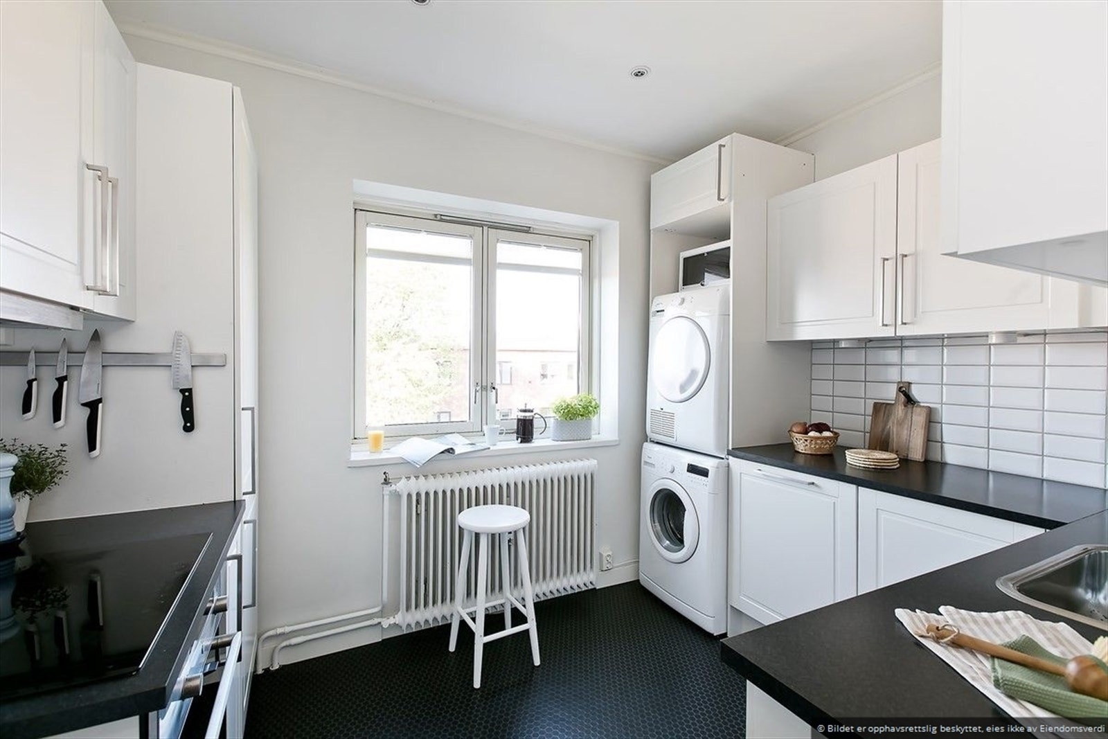 Lyst kjøkken med praktisk vaskesøyle. Galleribilde