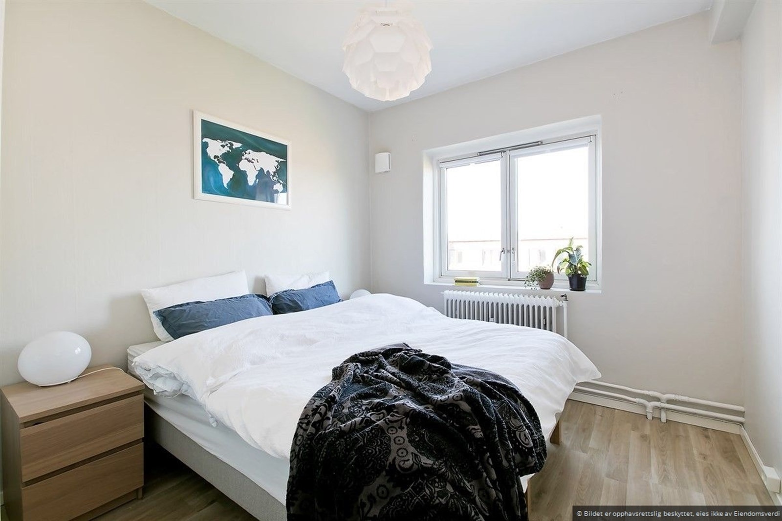 Romslig og lyst soverom. Dobbeltseng medfølger. Galleribilde