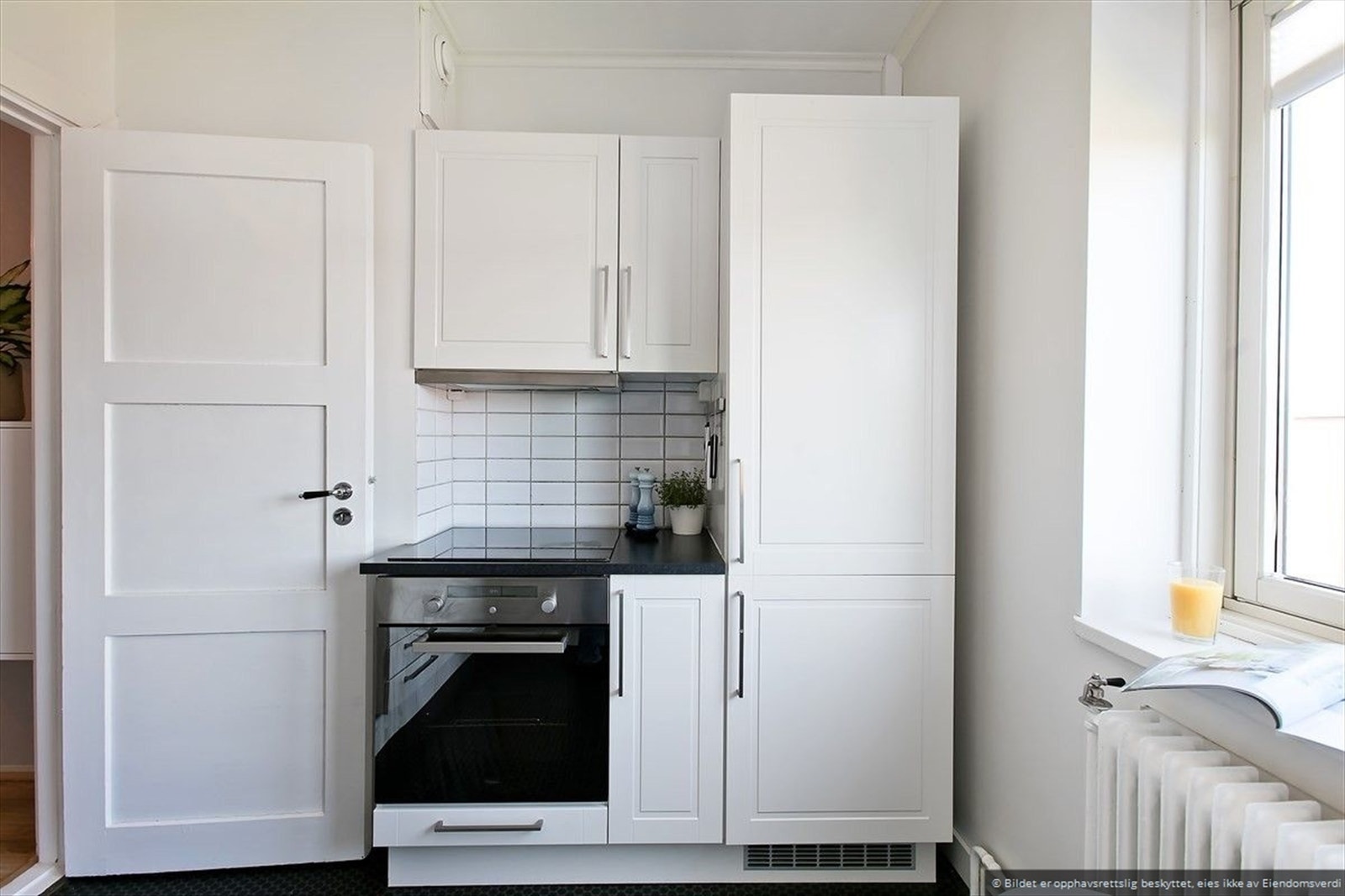Kjøkkenet har integrerte hvitevarer, platetopp og ovn. Galleribilde