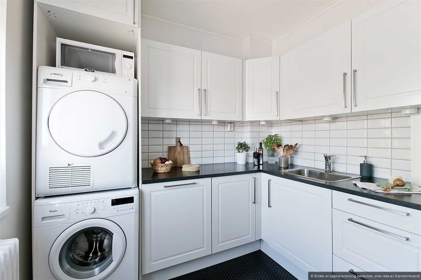 Svært godt med både skap- og benkeplass. Galleribilde