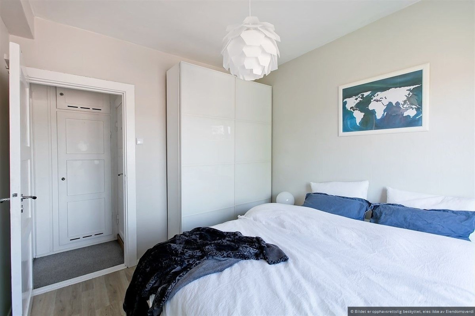 Praktisk garderobeskap på soverom. Galleribilde