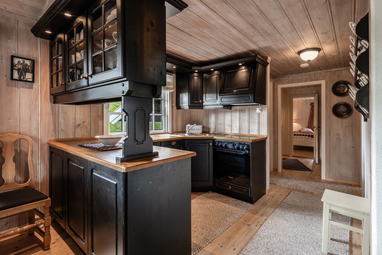 Kjøkken med profilerte fronter og benkeplate i heltre Galleribilde