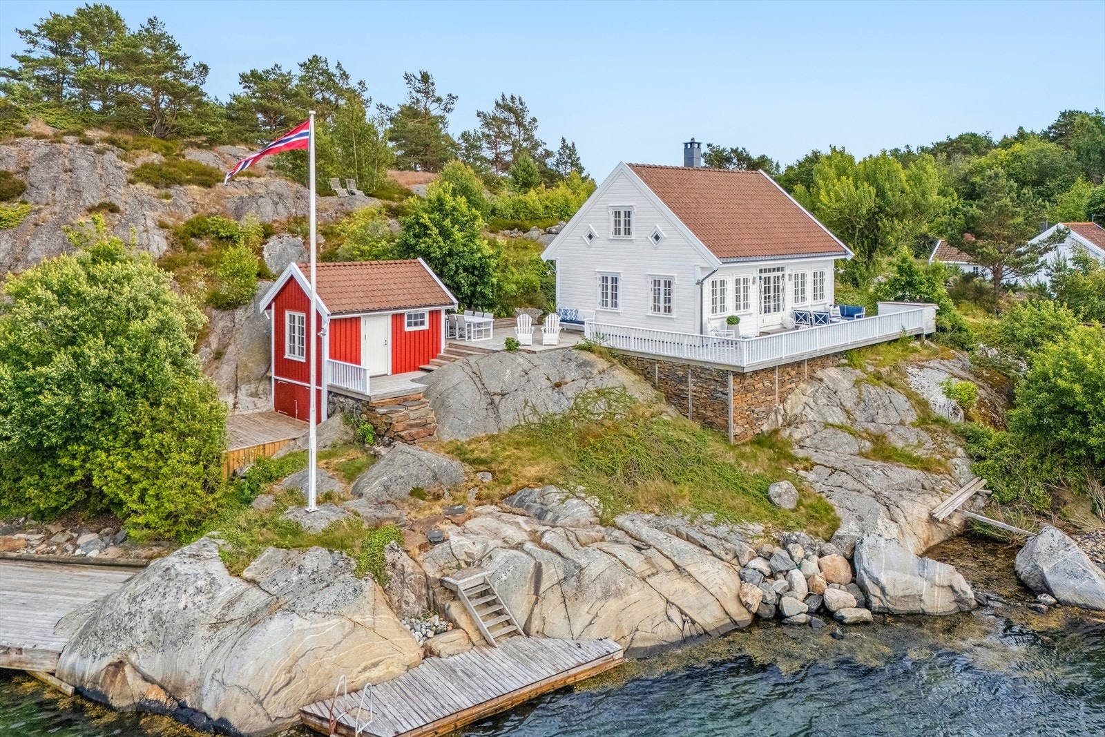 Prakfull tomt med fine svaberg og innbydende bademuligheter. Bryggen med badestige har god dybde. Galleribilde