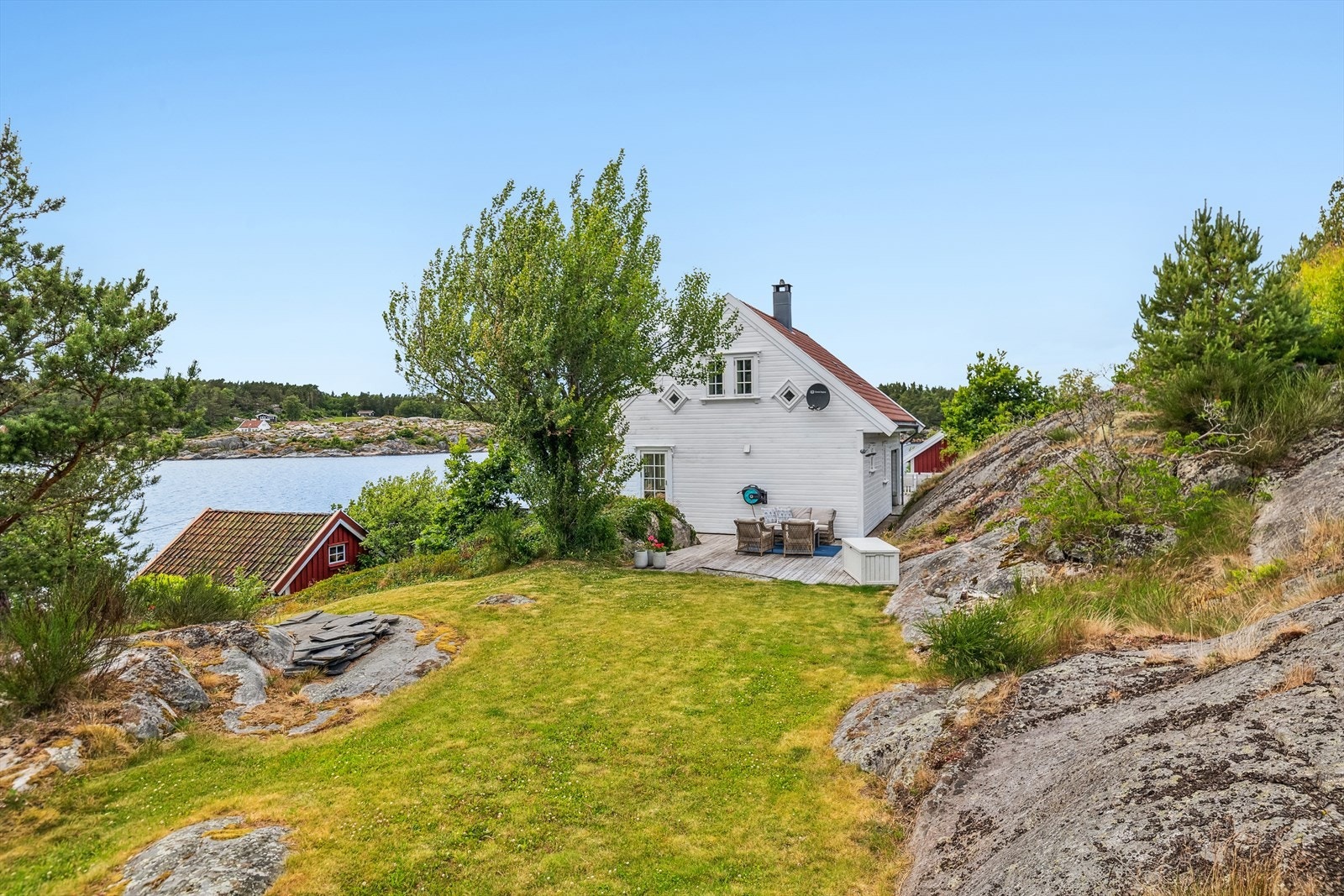 Pen usjenert hage og stor plen på sydsiden. Galleribilde