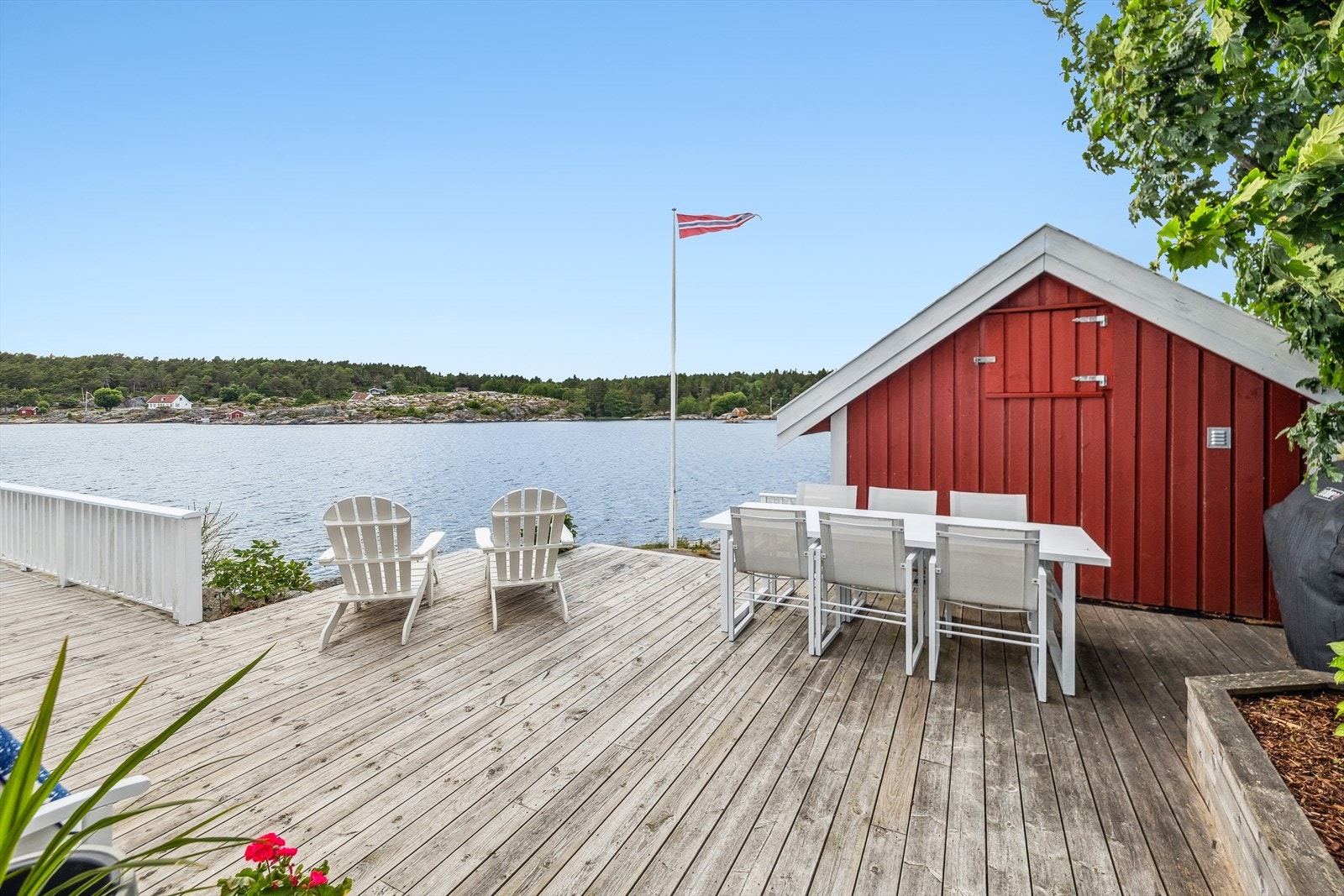 Stor, usjenert platting på nordsiden av hytte hvor du har sol til etter kl. 22:00 midtsommers. Galleribilde