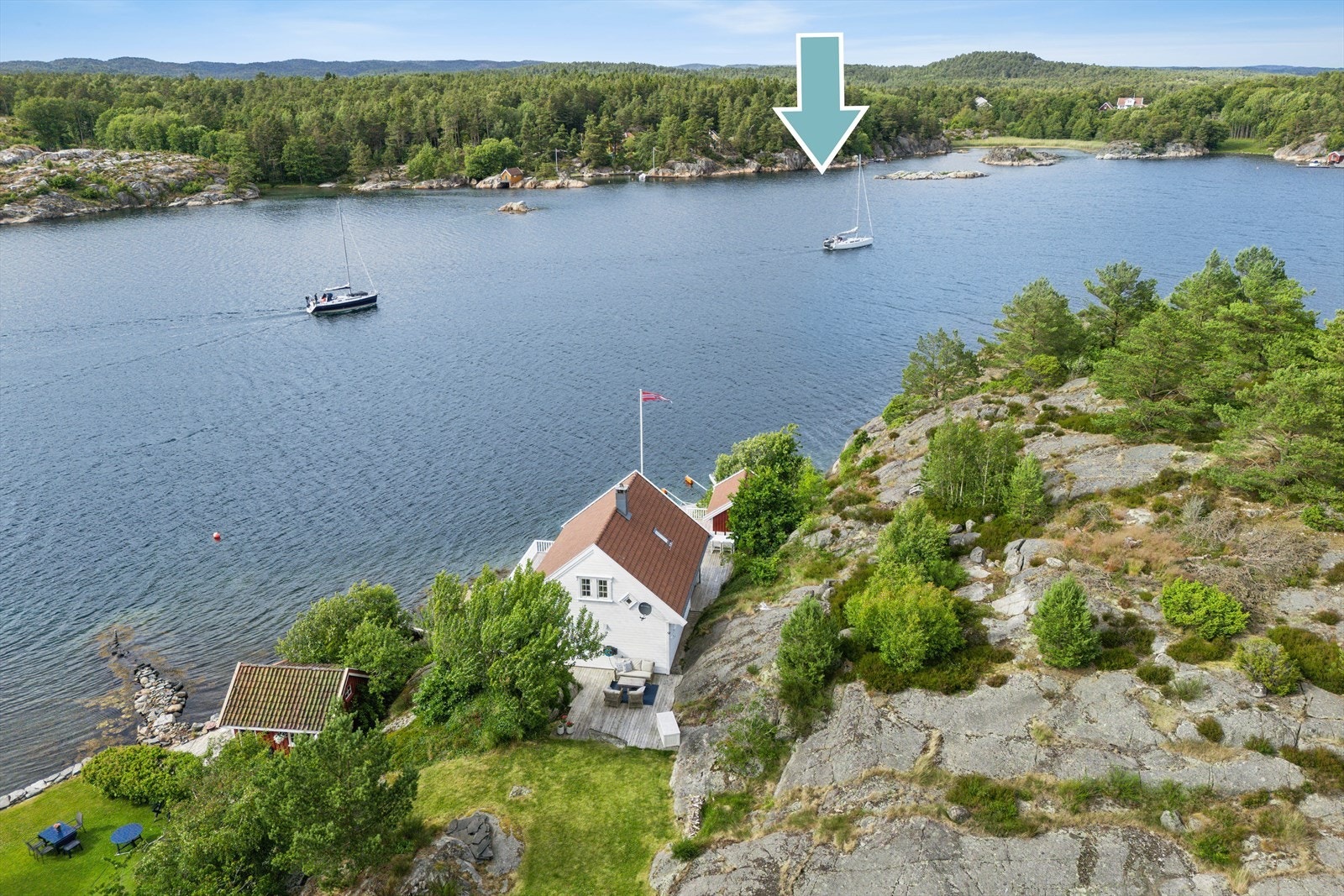 Pilen markerer båtplassen på land. Galleribilde