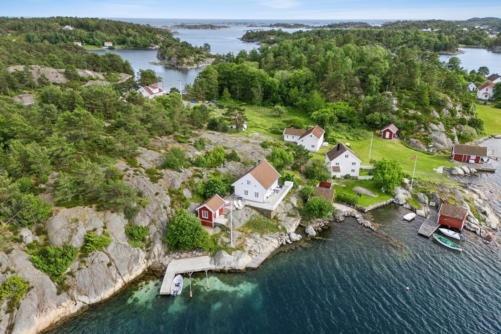 Fra eiendommen er det kort avstand med båt til havet og Gamle Hellesund. Galleribilde