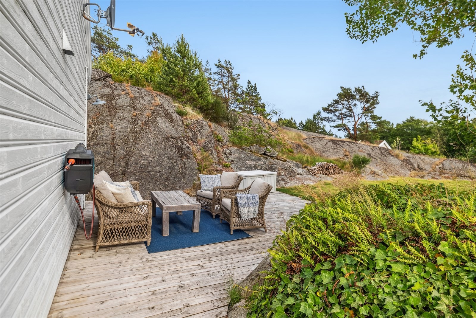 Usjenert terrasse på sydsiden. Galleribilde